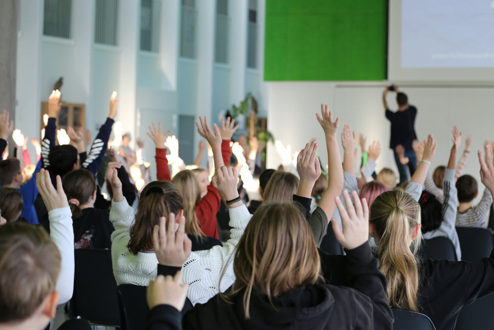 hænderne over hovedet på en skole efter foredrag om ordblindhed